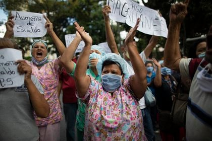 Personal médico se unió a la protesta de los maestros (AP)