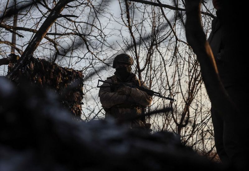 Un militar ucraniano montando guardia en una trinchera de la región de Sumy en la frontera con Rusia (REUTERS/Gleb Garanich/Foto de archivo)