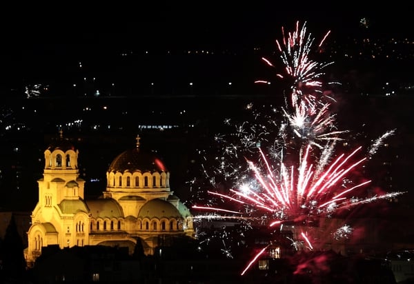 El espectáculo sobre la catedral de Alexander Nevski durante las celebraciones del Año Nuevo en Sofía, Bulgaria (REUTERS/Stoyan Nenov)