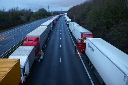 Camiones en la autopista M20 (Reuters/ Simon Dawson)