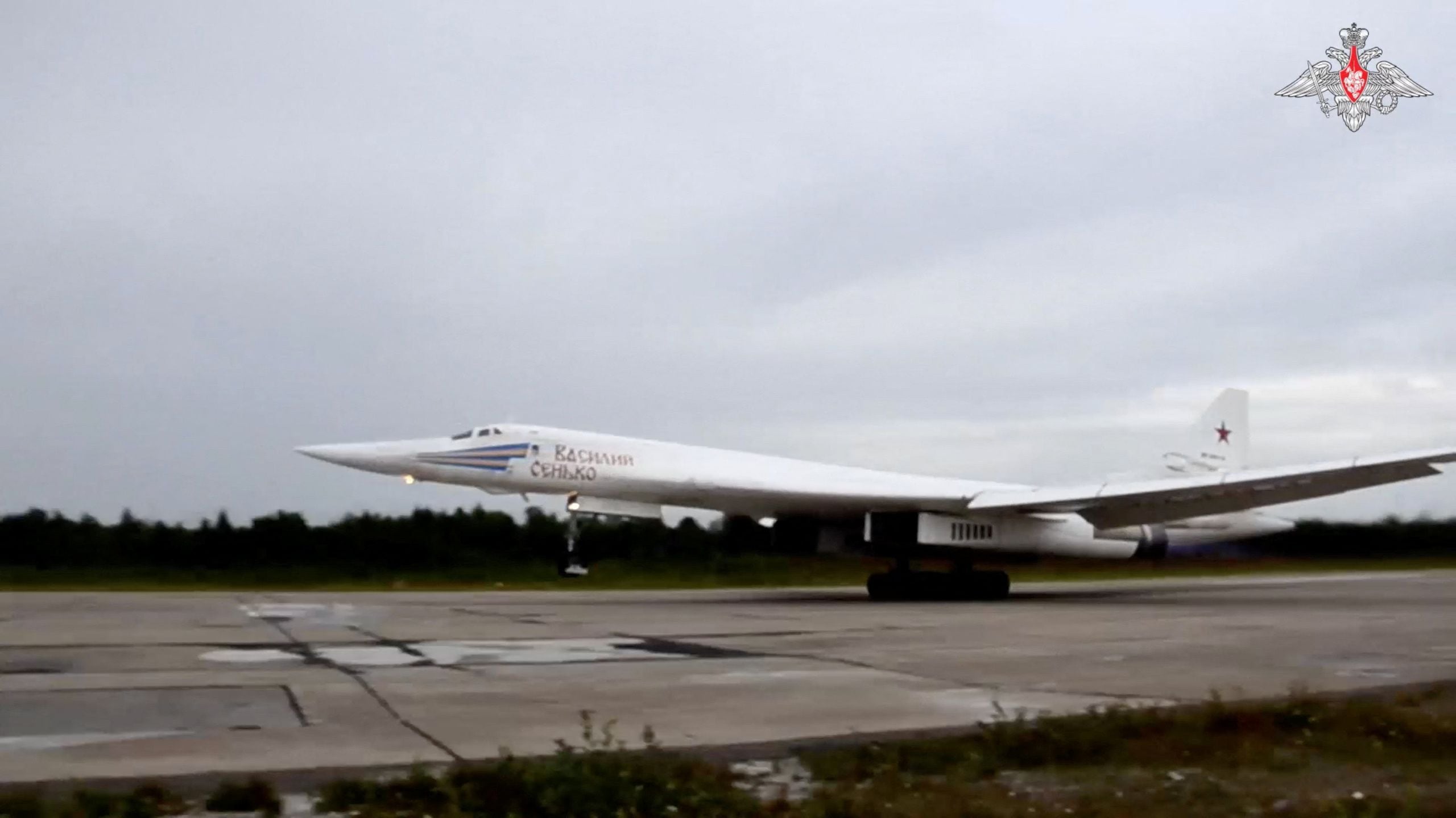Bombardero ruso Tu-160 despega para un despliegue en el Ártico (via Reuters)
