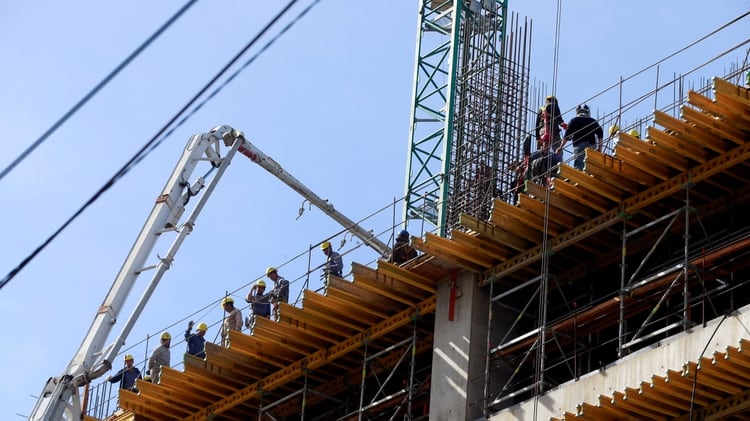 La construcción es uno de los rubros donde se pueden insertar los beneficiarios de planes sociales según el programa del Frente de Todos (Foto: Reuters)