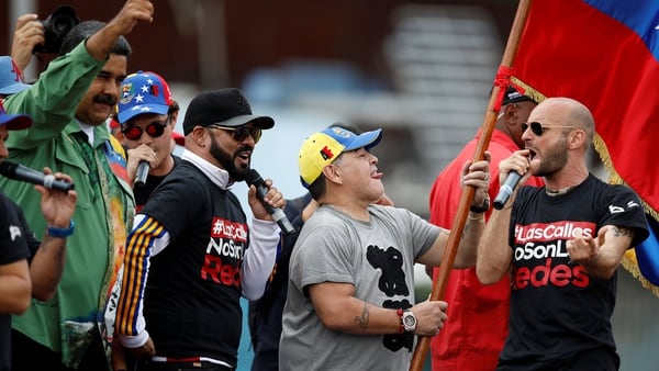 Mientras Maduro invita a Diego Maradona a su acto de cierre de campaña, la oposición apenas tiene cobertura en sus actividades (Reuters)