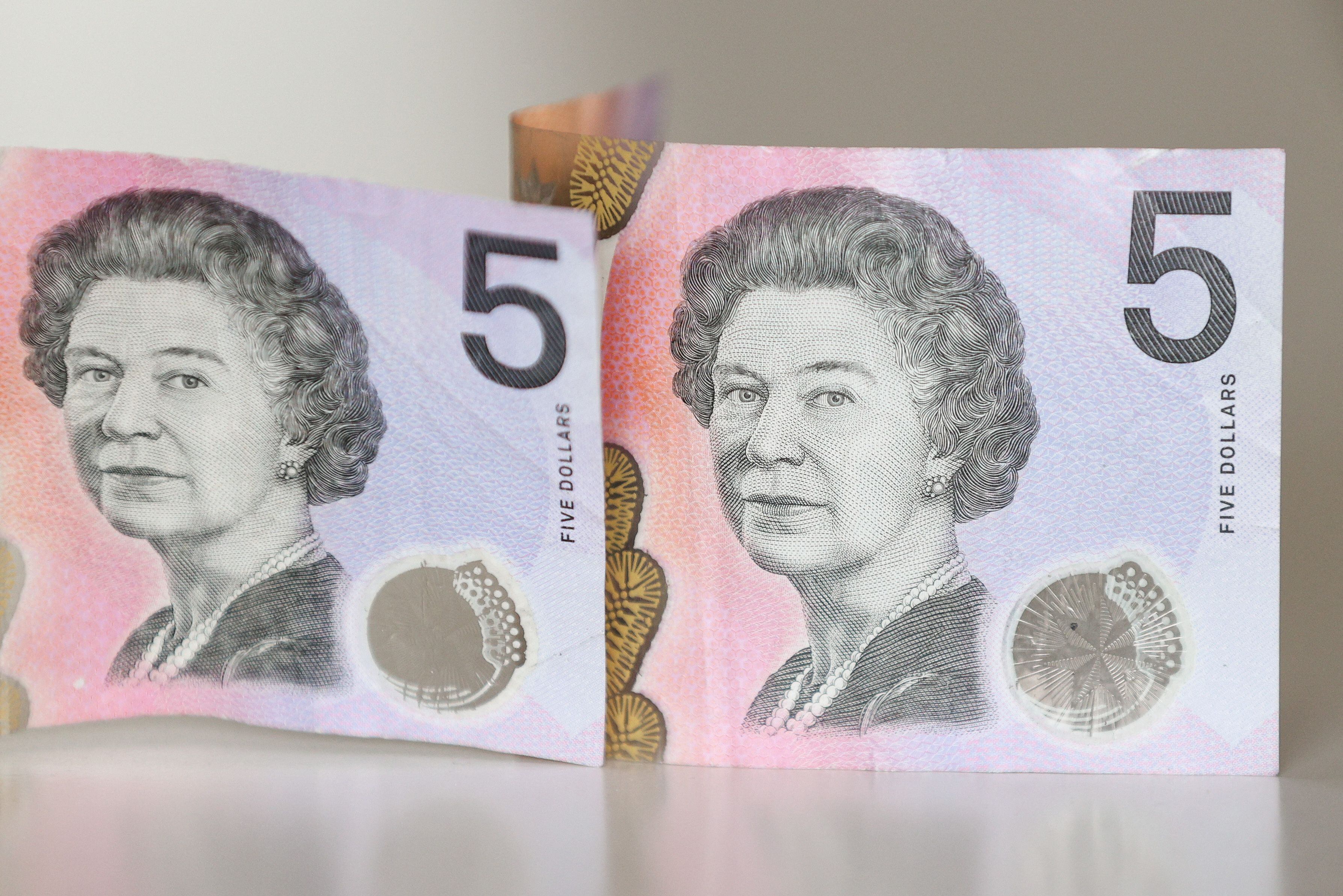 Australia reemplazará la imagen de la reina Isabel II de sus billetes de 5 dólares. (REUTERS)