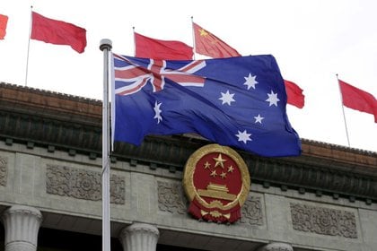 Una bandera de Australia ondea frente al Gran Salón del Pueblo en, China