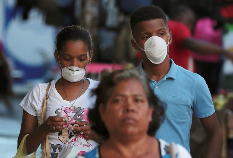  Personas usan mascarillas luego de que llegara el brote de coronavirus a la ciudad de Panamá