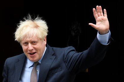 El primer ministro británico, Boris Johnson, saluda al salir de Downing Street en Londres, Gran Bretaña, el 9 de septiembre de 2020. REUTERS / Toby Melville