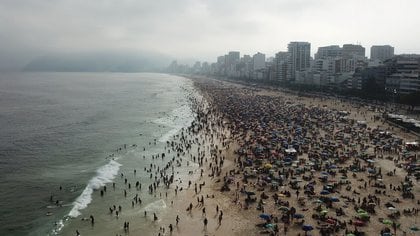 La gente visita la playa de Ipanema, en medio del brote de la enfermedad coronavirus (COVID-19), en RÃ­o de Janeiro, Brasil, el 6 de septiembre de 2020
