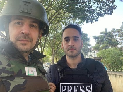 Leo junto a Garo Seferian. "Nos movemos de la mano de la parte de prensa del Ejército que nos lleva a lugares, teóricamente, seguros", cuenta el periodista.