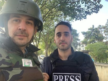 Leo con Garo Seferian. "Trabajamos mano a mano con la sección de prensa del ejército, que nos lleva a lugares teóricamente seguros.", dijo el reportero.