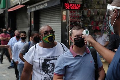 Controles de temperatura seguidos antes de ingresar a un centro comercial en Sao Paulo.