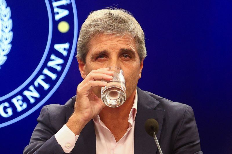 Foto de archivo: el ministro de Economía de Argentina, Luis Caputo, bebe de un vaso durante una conferencia de prensa en el edficio de la cartera económica en el centro financiero de Buenos Aires, Argentina. 10 ene, 2024. REUTERS/Matias Baglietto