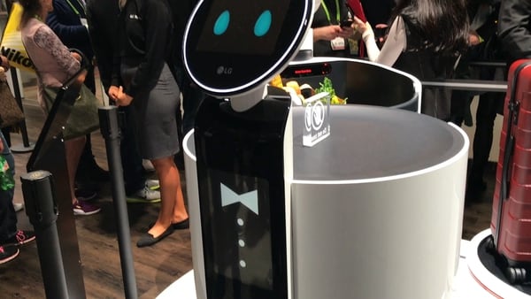 Un robot mayordomo, programado para ayudar en las tareas del hogar, exhibido en CES 2018