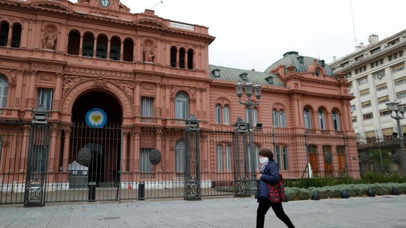 Una mujer usando una mascarilla por el coronavirus (COVID-19) camina frente al palacio presidencial de la Casa Rosada, en Buenos Aires, Argentina. 21 de mayo de 2020. REUTERS/Agustin Marcarian