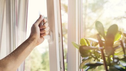 Si se abren las ventanas de par en par una vez, la humedad se transporta al exterior más rápidamente (Shutterstock)
