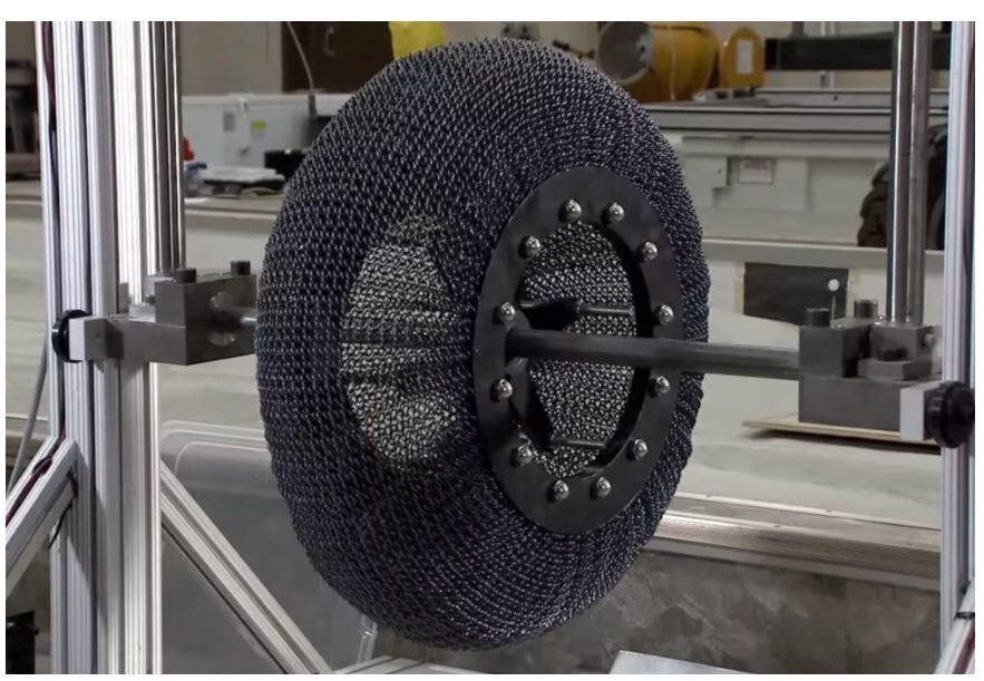 Incluso con una deformación extrema, el neumático recupera el 100% de su forma a través de transiciones de fase a nivel molecular (The Smart Company)