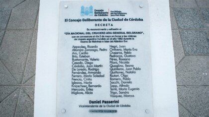 En la placa para homenajear a los caídos en Malvinas figuran los nombres de los concejales que concretaron la creación del mástil
