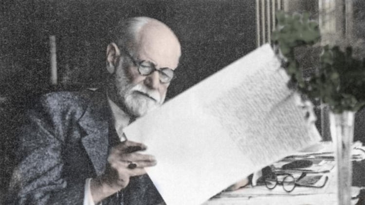 Sigmund Freud en una foto coloreada posteriormente