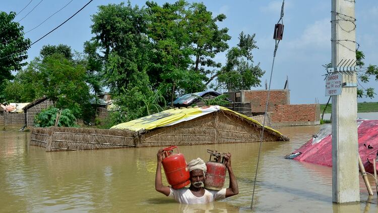 Inundaciones en la ndia (Photo by STR / AFP)