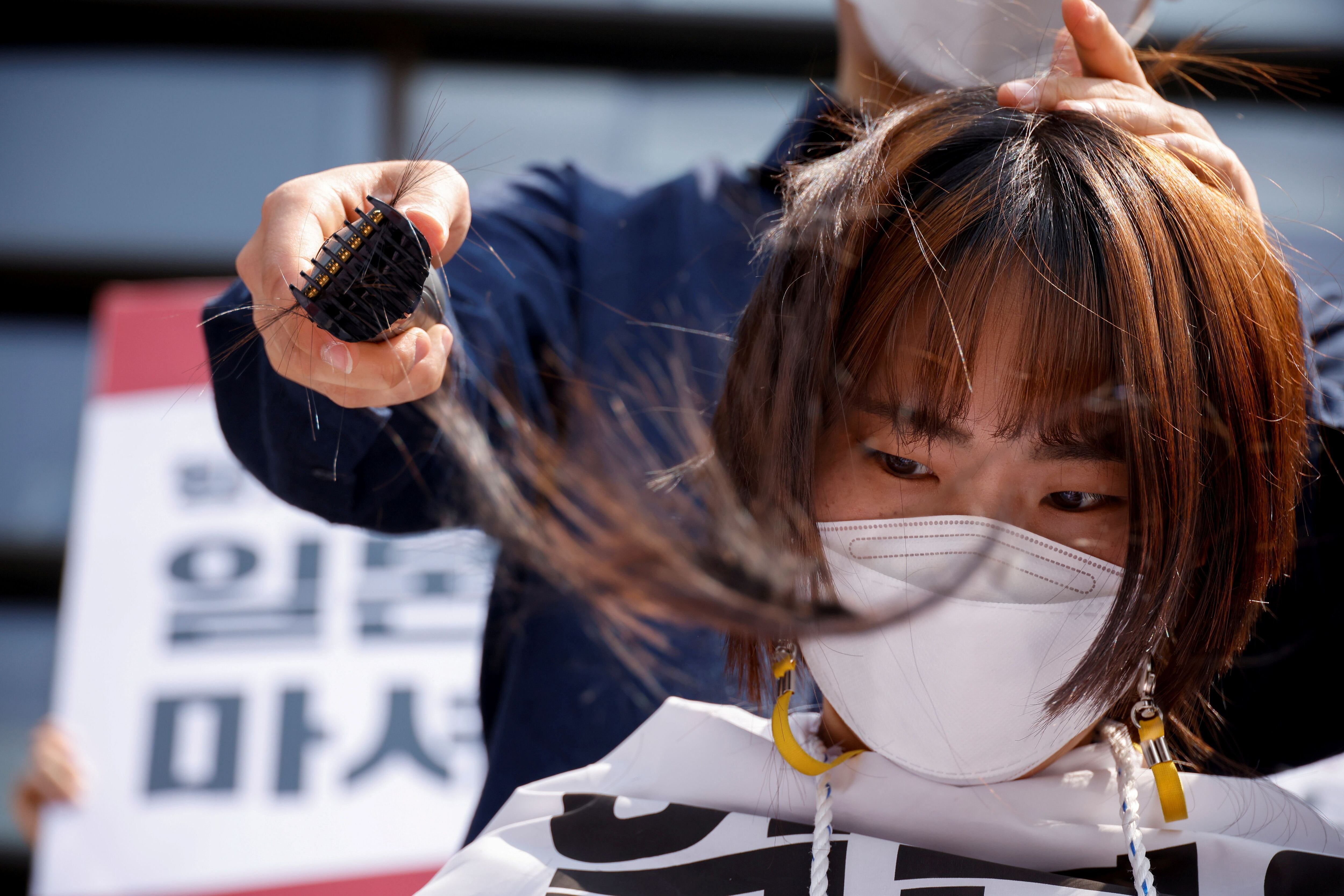 Una protesta de chicas surcoreanas en medio de la pandemia en Seúl (REUTERS/Kim Hong-ji)     