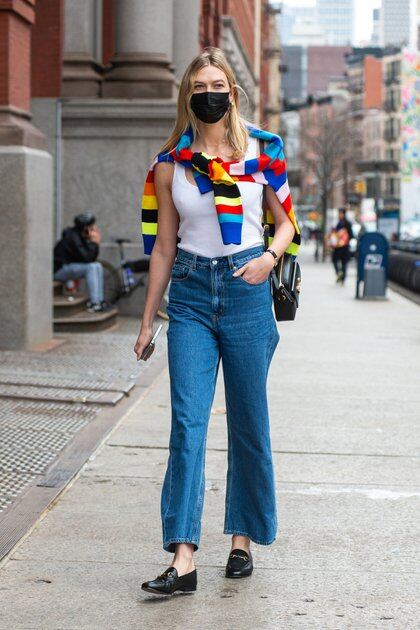 Karlie Kloss dio un paseo por Nueva York y marcó tendencia con su look casual trendy: lució un jean tiro alto, una musculosa básica blanca y un sweater de distintos colores. Completó su outfit con zapatos negros (Fotos: The Grosby Group)