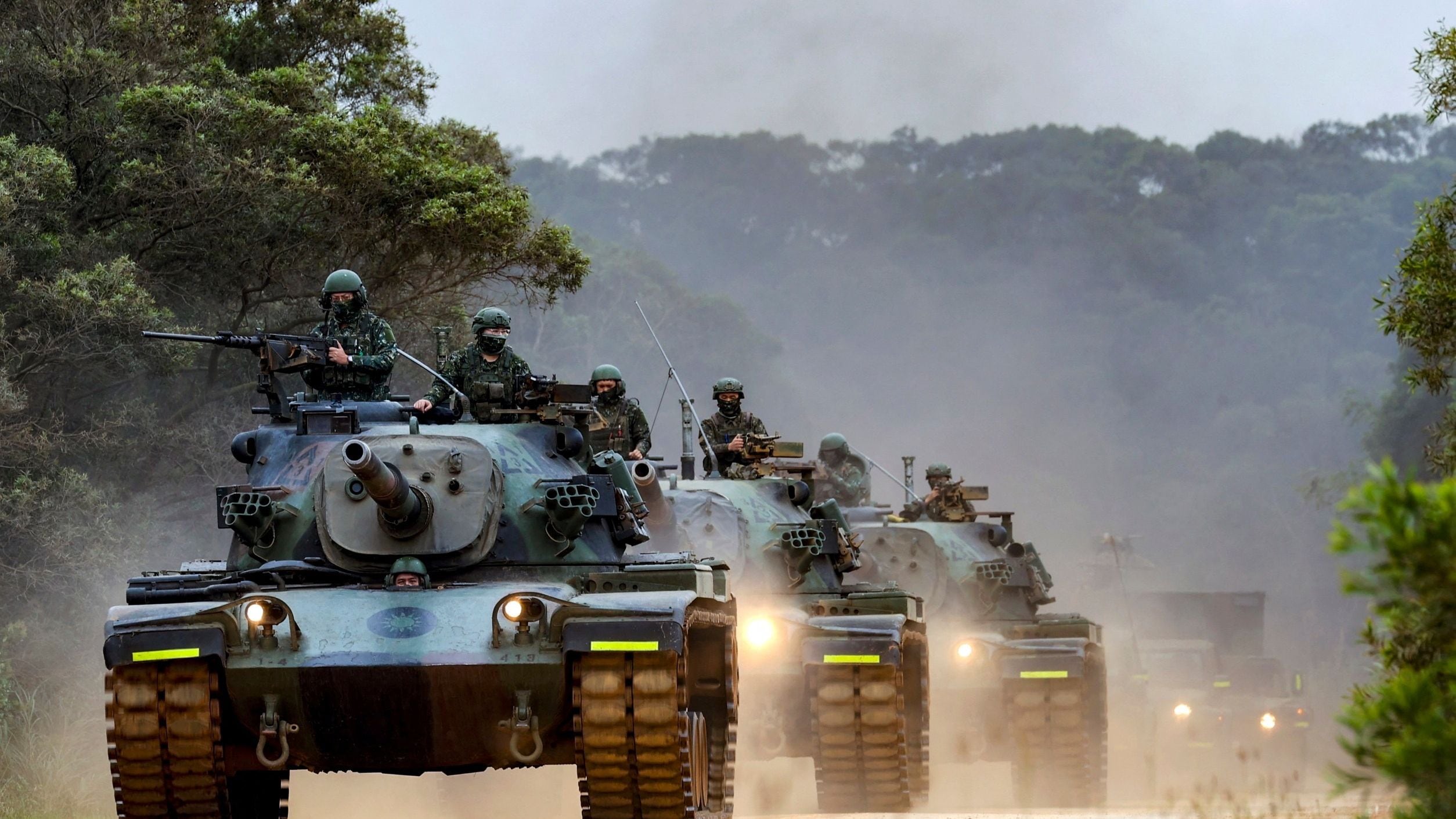 Soldiers of Taiwanese Army take part in a military exercise at an undisclosed location in Taiwan in this handout picture provided by Taiwan Defence Ministry and released on April 9, 2023. Taiwan Defence Ministry/Handout via REUTERS ATTENTION EDITORS - THIS IMAGE WAS PROVIDED BY A THIRD PARTY. NO RESALES. NO ARCHIVES.