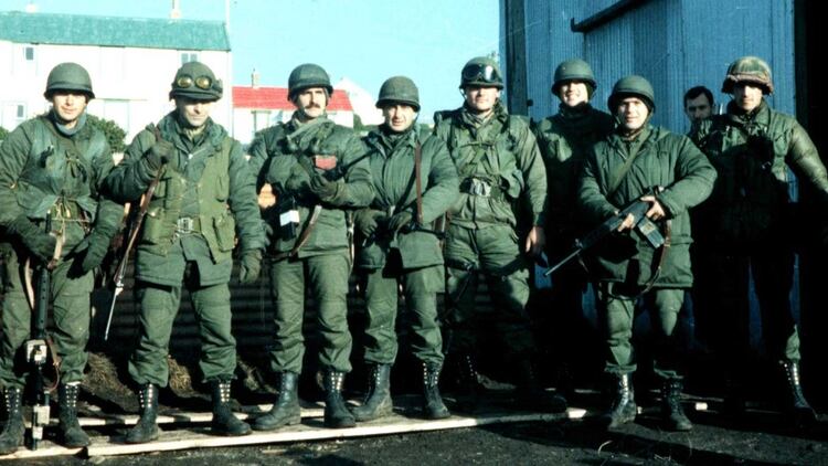 Aranda, junto a su escuadrÃ³n de la GendarmerÃ­a en Malvinas en mayo de 1982. Foto: Gentileza GendarmerÃ­a.