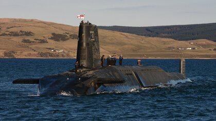 El método de lanzamiento de armas nucleares favorecido por el Reino Unido es de los misiles balísticos disparados por submarinos. En la foto el HMS Victorious (UK Ministry of Defence)
