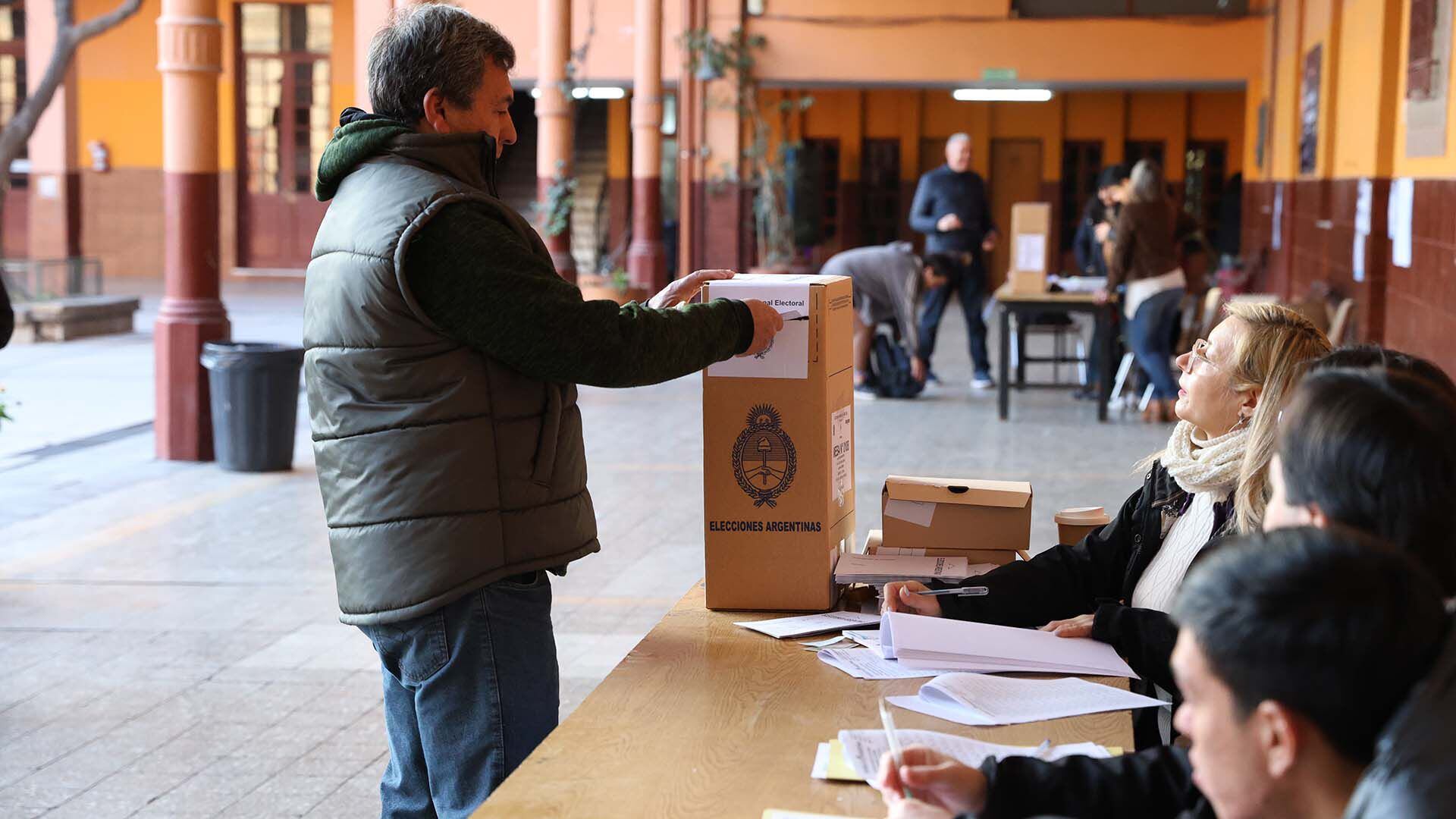 LAS PASO 2023 Elecciones 2023 - votaciones Córdoba color gente votando urnas