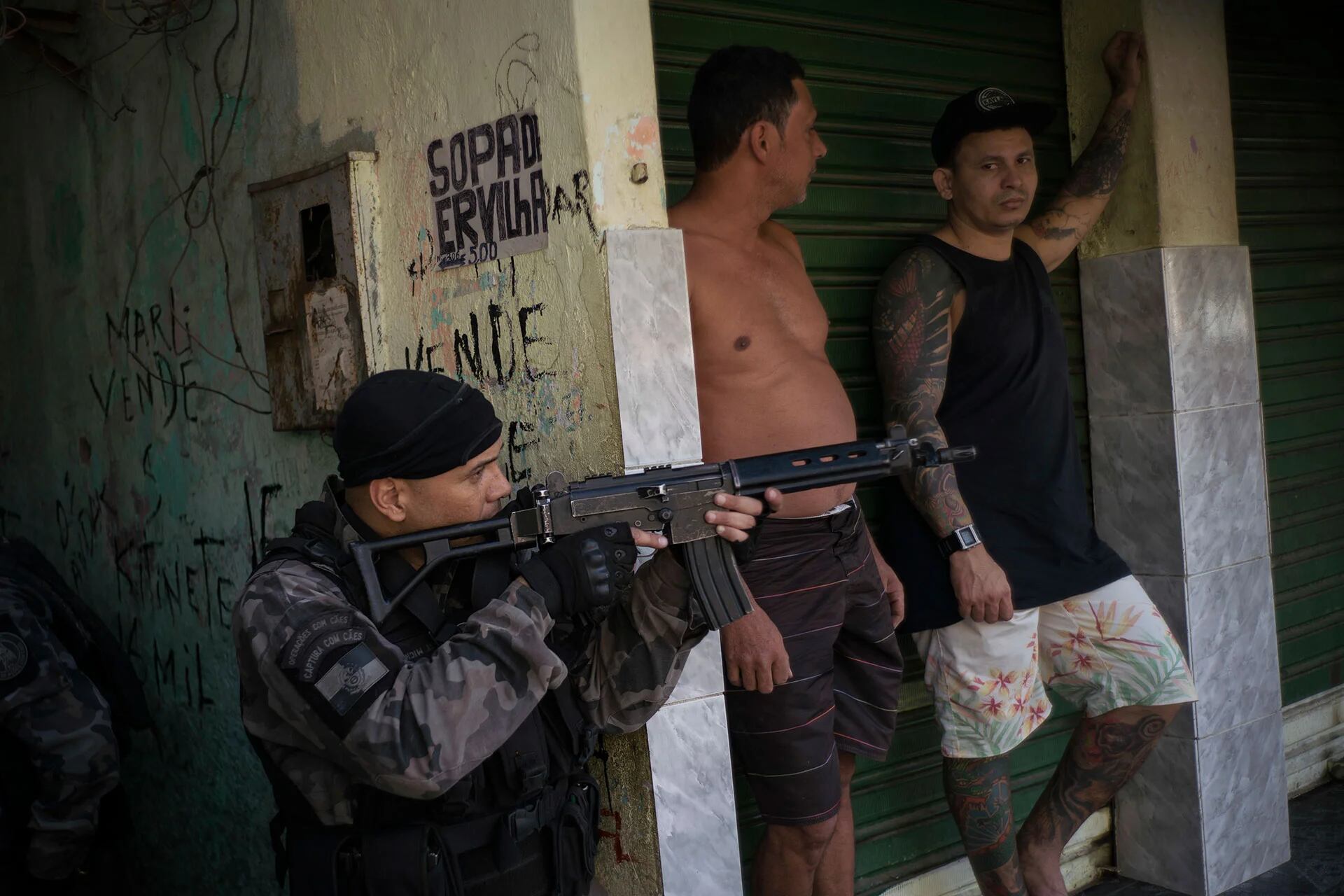 A principios de mes, la policía intercambió disparos con un grupo de traficantes en el Complejo Alemao, uno de los lugares “pacificados” de Río de Janeiro (AP)