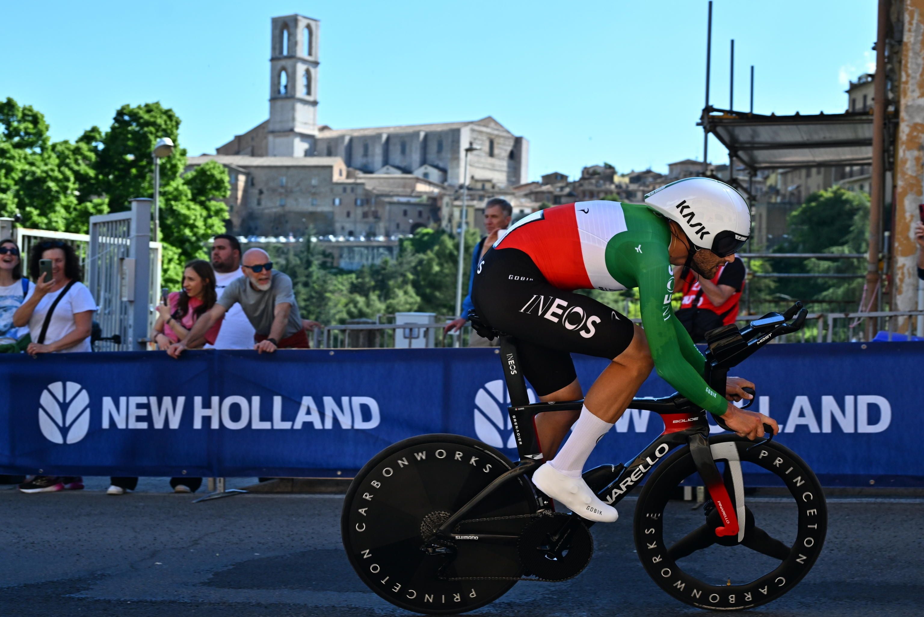 Perugia (Italia). El corredor italiano Filippo Ganna, del equipo Ineos Grenadiers , en acción durante la séptima etapa del Giro de Italia, una contrarreloj individual de 40.6 km entre Foligno y Perugia. EFE/EPA/LUCA ZENNARO
