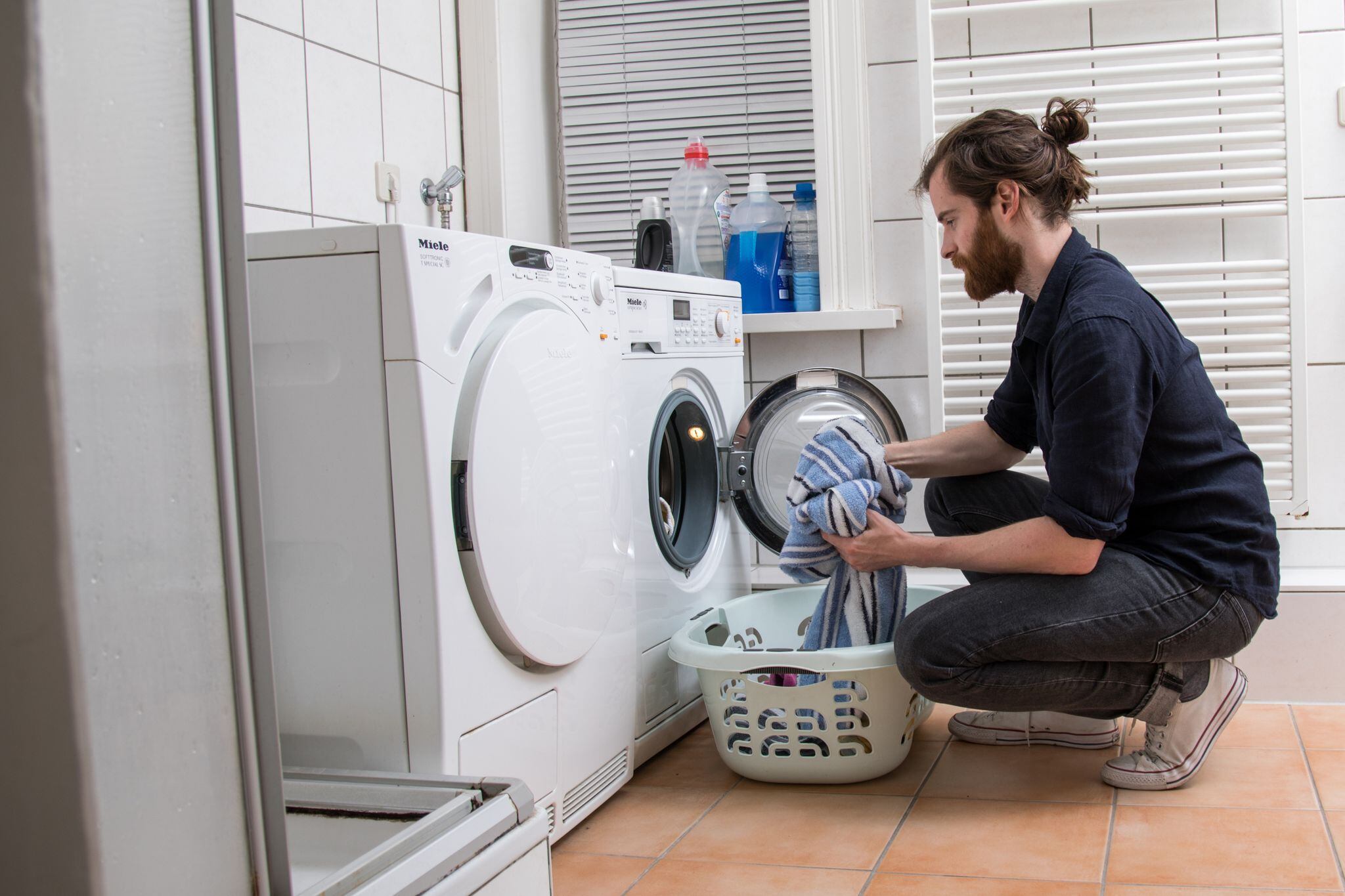 Se debe elegir una lavadora que se pueda adaptar fácilmente al hogar y no tome más espacio del que requiere. (Foto: Christin Klose/dpa).