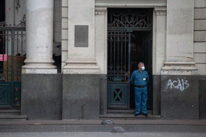 06/04/2021 Coronavirus.- Chile comienza a bajar sus cifras de contagios pero teme el colapso en centros hospitalarios.

El Ministerio de Salud chileno ha informado este martes de 5.164 casos nuevos y 57 fallecidos, con lo que el país sudamericano comienza a bajar las cifras récord alcanzadas la semana pasada y que superaron los 8.000 contagios diarios, pero prevé semanas muy difíciles en los centros hospitalarios.

POLITICA 
CONTACTOPHOTO
