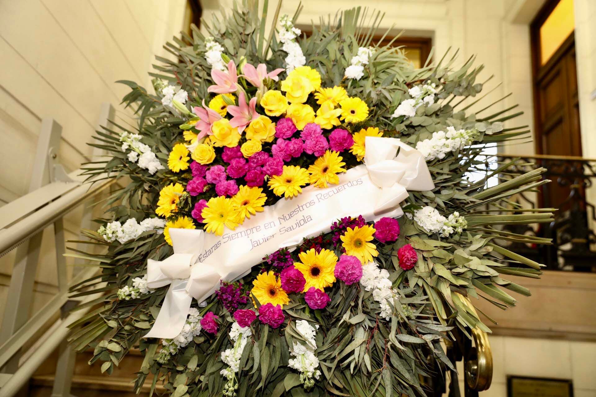 La ofrenda floral que envió la familia Saviola al velatorio: "Estarás siempre en nuestros recuerdos" (Foto: Teleshow/Chula Valerga)