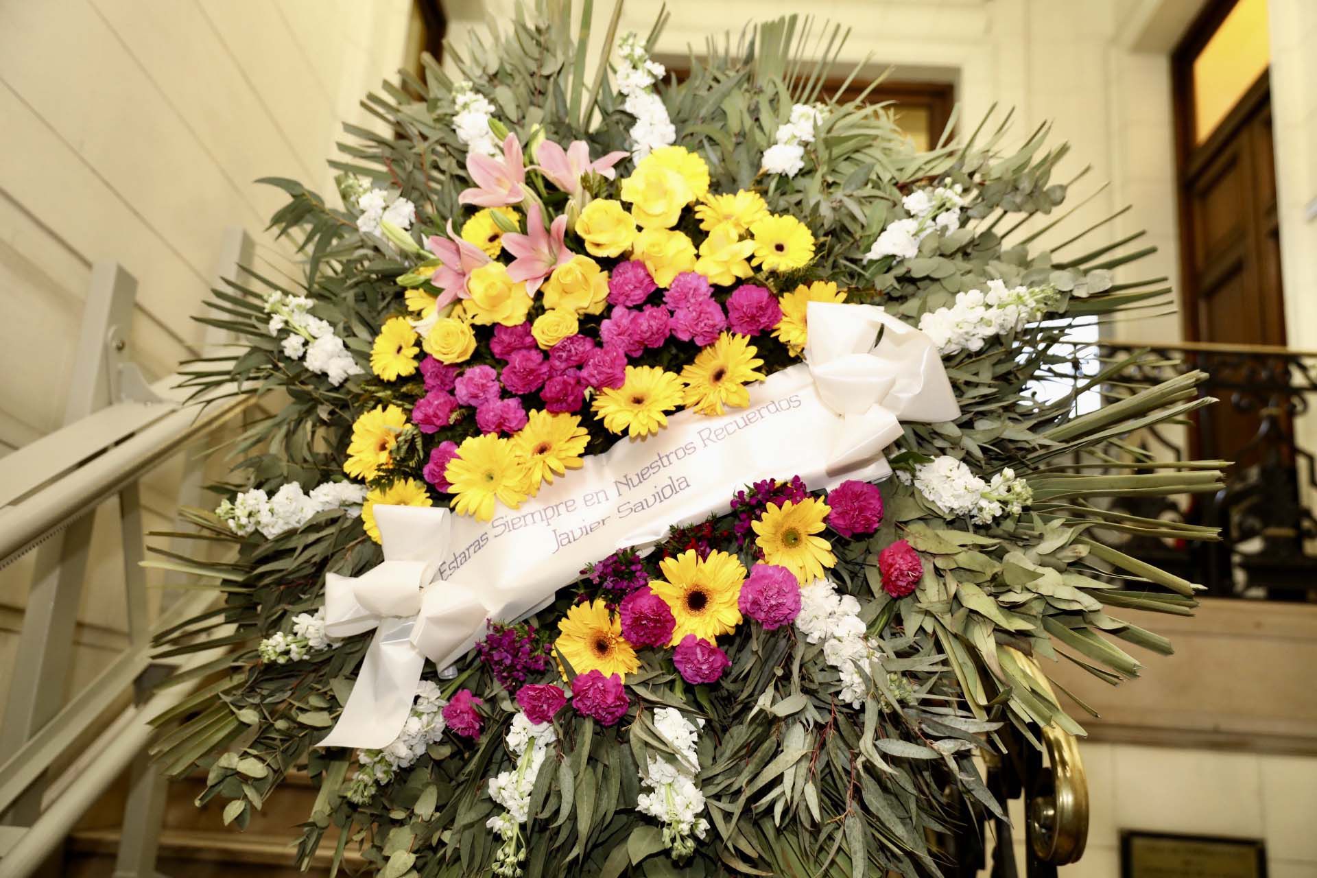 La ofrenda floral que envió la familia Saviola al velatorio: "Estarás siempre en nuestros recuerdos" (Foto: Teleshow/Chula Valerga)