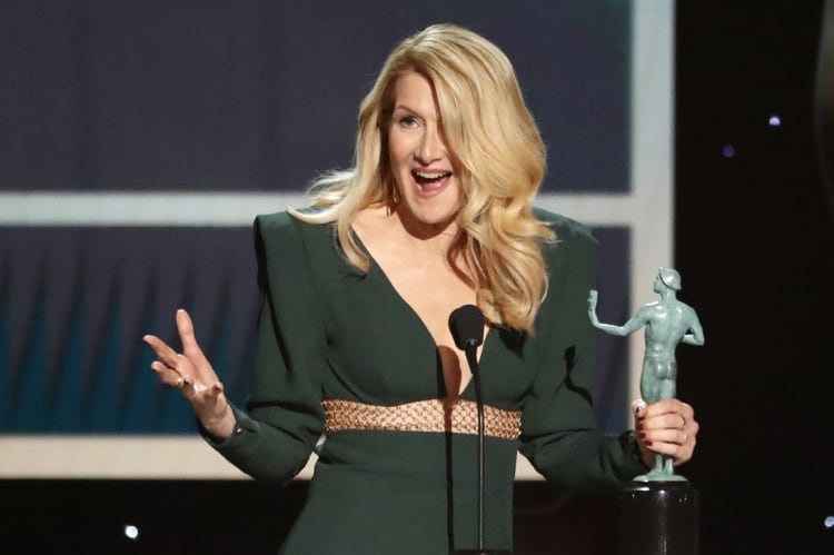 Laura Dern recibe el galardón como mejor actriz de reparto durante la 26 entrega de los Premios del Sindicato de Actores (SAG) por su rol en “Marriage Story” (Foto: Reuters/ Mario Anzuoni)