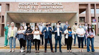 Integrantes del Concejo Deliberante de Córdoba en la primera entrega de equipo sanitario