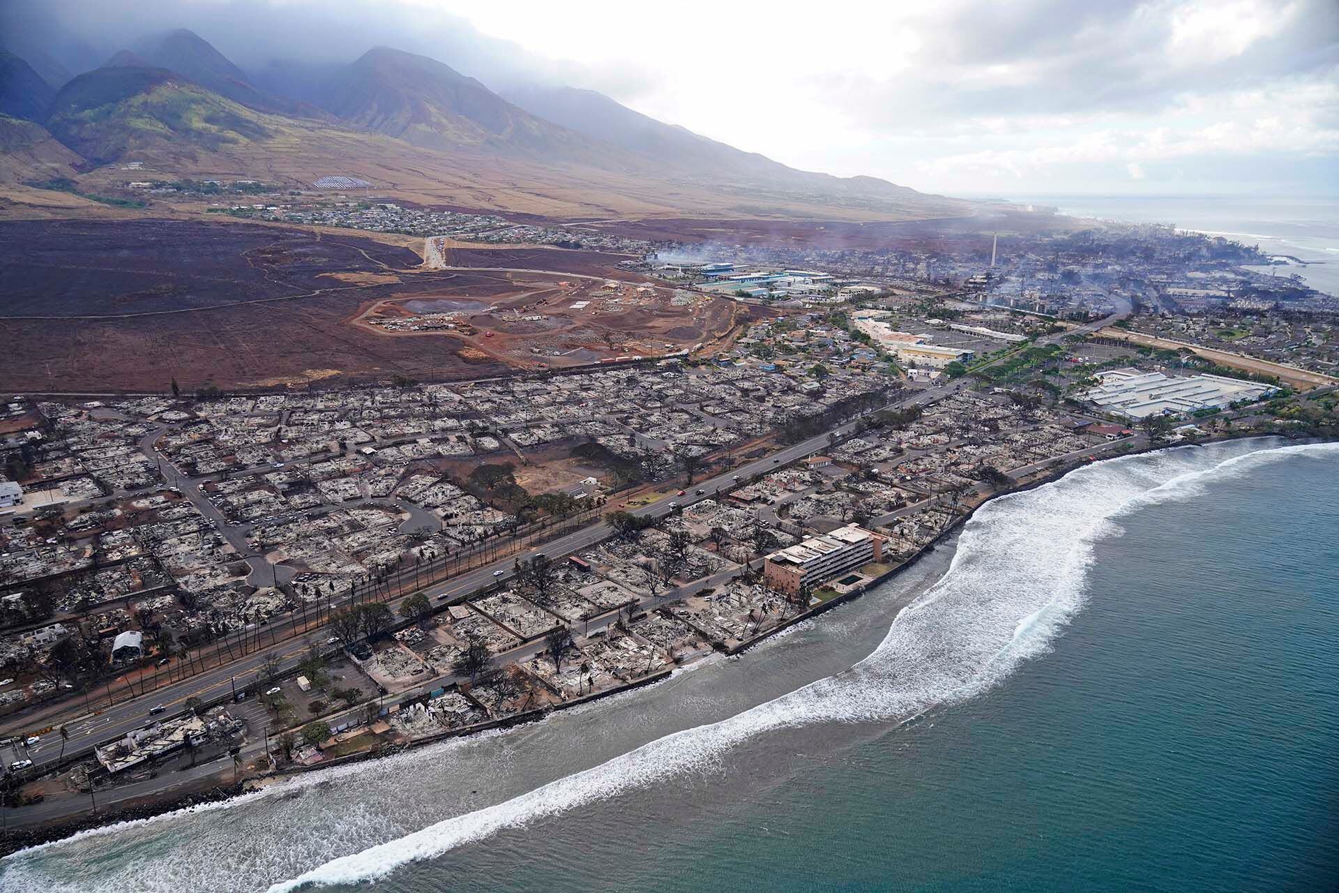 "La recuperación será extraordinariamente complicada, pero queremos que la gente regrese a sus hogares y haga lo que pueda para evaluar de manera segura porque es bastante peligroso", dijo Green a Hawaii News Now (AP Photo/Rick Bowmer)