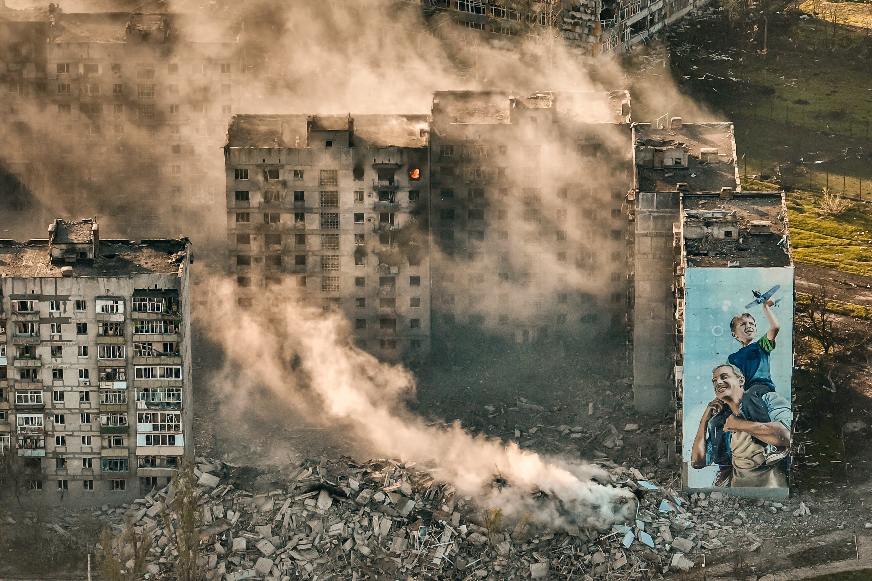 Humo cubre edificios en Bájmut, el lugar en donde se desarrollaron los combates más intensos contra soldados rusos en la región Donetsk, Ucrania, el miércoles 26 de abril de 2023. (AP Foto/Libkos)
