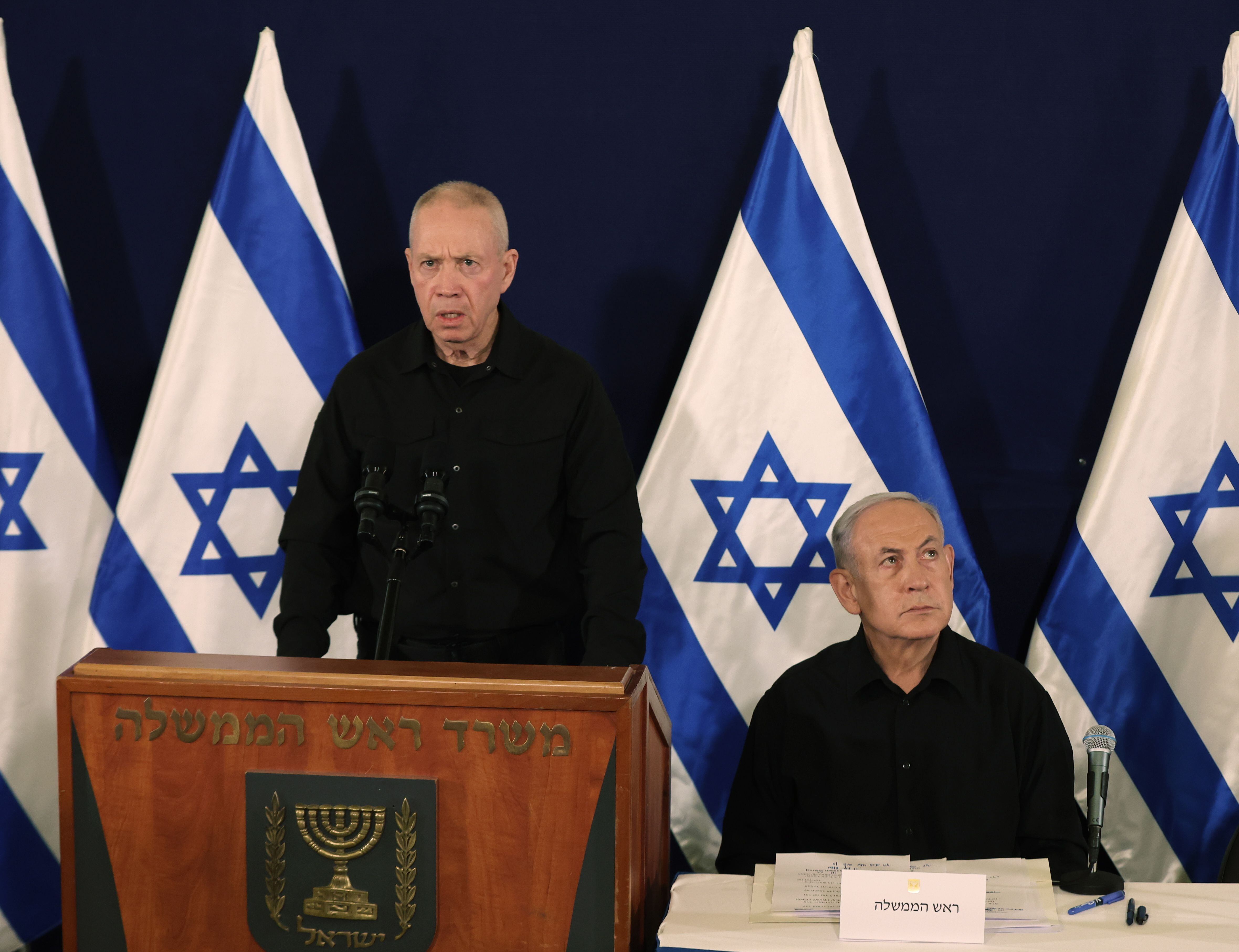 El primer ministro de Israel, Benjamin Netanyahu (d), y el ministro de Defensa, Yoav Gallant (i), pronuncian una conferencia de prensa en la base militar de Kirya en Tel Aviv, Israel, el 28 de octubre de 2023. EFE/EPA/ABIR SULTAN/Piscina
