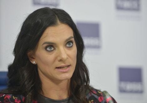 La doble campeona olímpica rusa de salto con garrocha, Yelena Isinbayeva, responde a las preguntas de los periodistas durante una rueda de prensa en Moscú el 16 de noviembre de 2015 tras la suspensión provisional de Rusia del atletismo por la Asociación Internacional de Federaciones de Atletismo (IAAF). AFP PHOTO / NATALIA KOLESNIKOVA / AFP / NATALIA KOLESNIKOVA Getty Images/Archivo