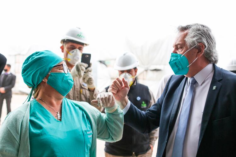 Alberto Fernández saluda a una enfermera, durante una visita a las provincias de Tucumán y Santiago del Estero (EFE)/Presidencia de la Nación Argentina)