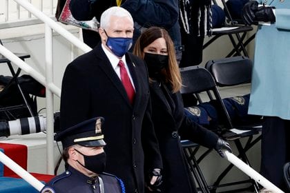 El vicepresidente saliente de Estados Unidos, Mike Pence, y su esposa Karen. REUTERS/Brendan McDermid