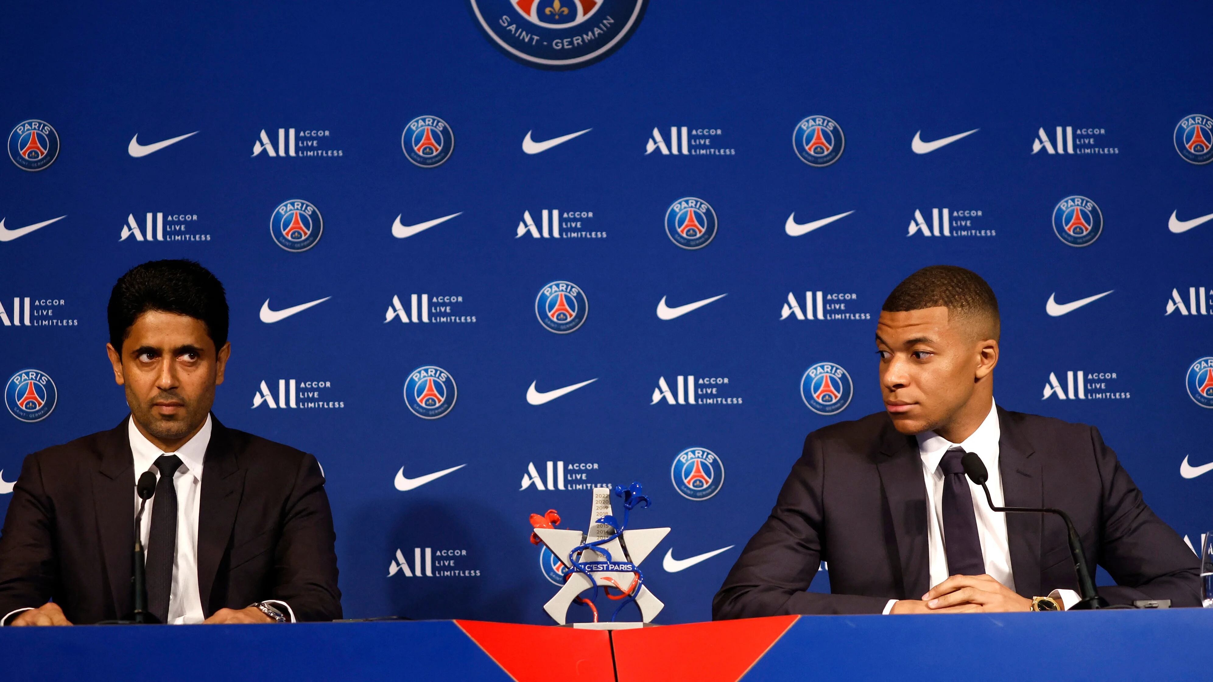 Kylian Mbappe junto a Nasser Al-Khelaifi durante una conferencia de prensa (REUTERS).