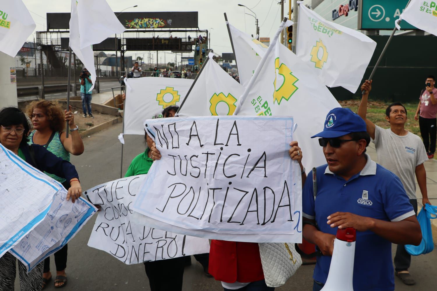 Los simpatizantes de Alejandro Toledo piden libertad para el expresidente  | Paula Díaz - Infobae Perú