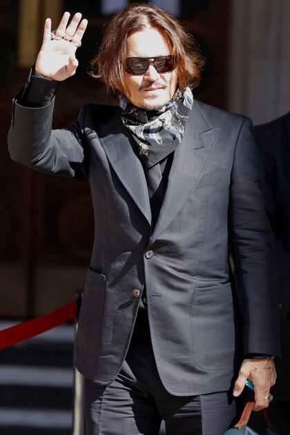Johnny Depp también se mostró muy relajado a su llegada a la corte (REUTERS/John Sibley)