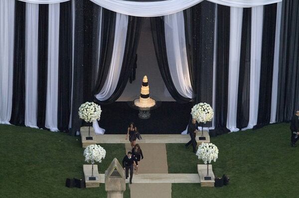 Vista aerea de la carpa entelada en blanco y negro de la boda de Kim y Kayne