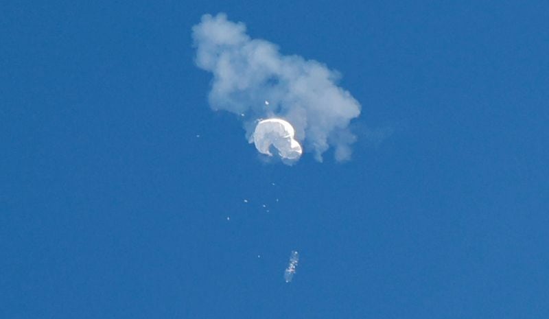 Un presunto globo espía chino deriva hacia el océano tras ser derribado frente a la costa en Surfside Beach, Carolina del Sur, Estados Unidos 4 de febrero de 2023. REUTERS/Randall Hill