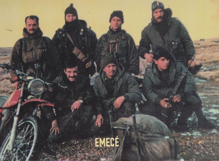 Vizoso Posse (arriba, a la izquierda) y sus camaradas del CC601, con una de las motos de enduro KawasakiÂ con las que se movilizaban en las operaciones especiales
