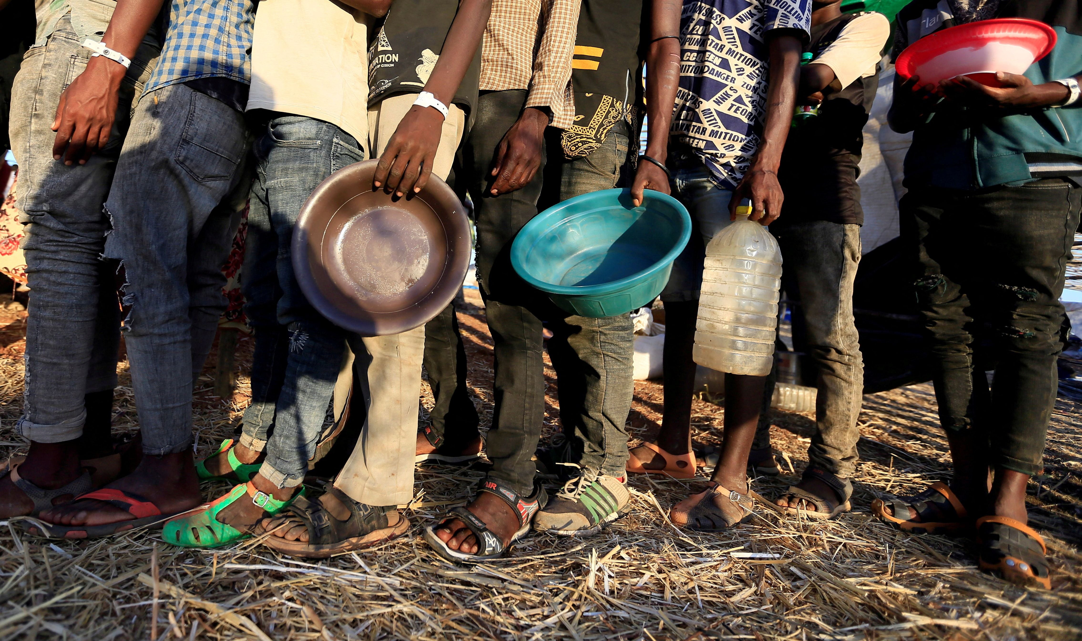 Refugiados etíopes que huyeron de la región de Tigray, hacen cola para recibir ayuda alimentaria dentro del campamento de Um-Rakoba en el estado de Al-Qadarif, en la frontera, en Sudán. REUTERS/Mohamed Nureldin Abdallah/File Photo